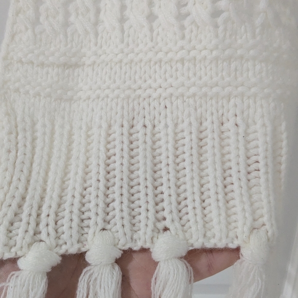 Studio White Knit Accessory - Picture 2 of 7
